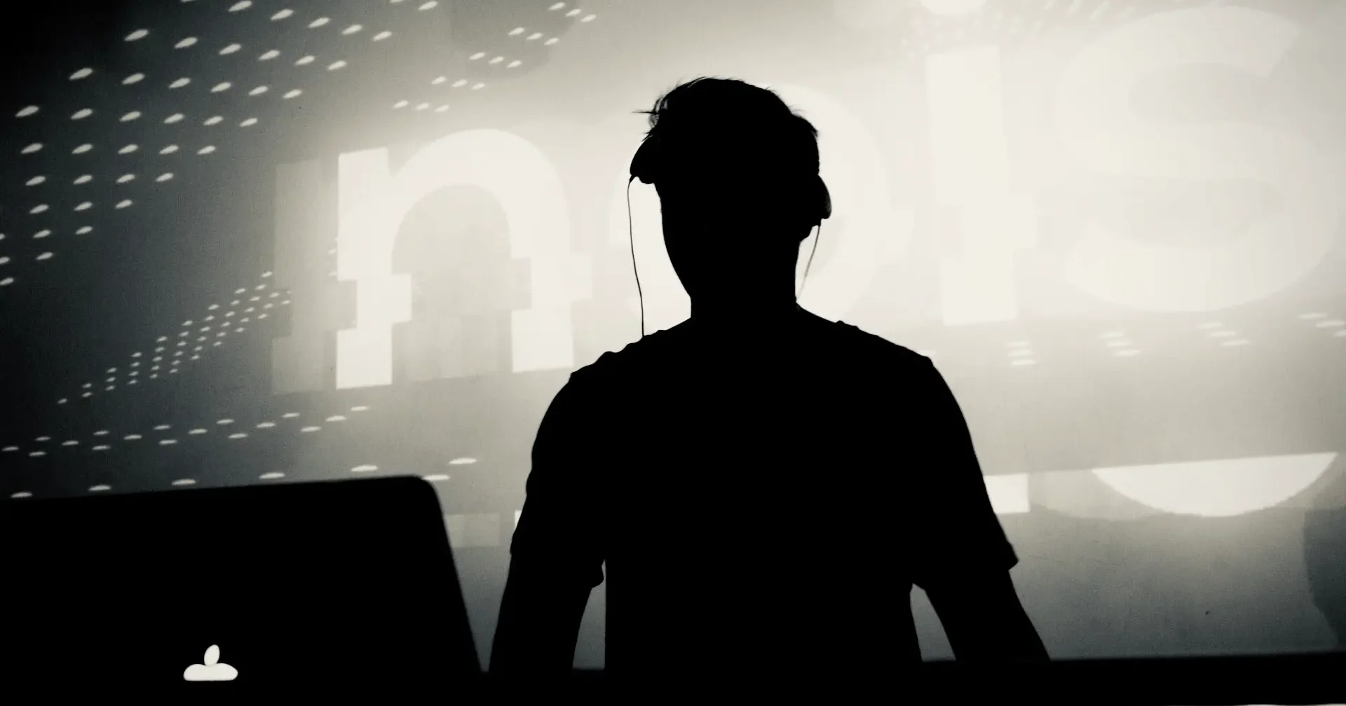 DJ em apresentação — Noise Academy