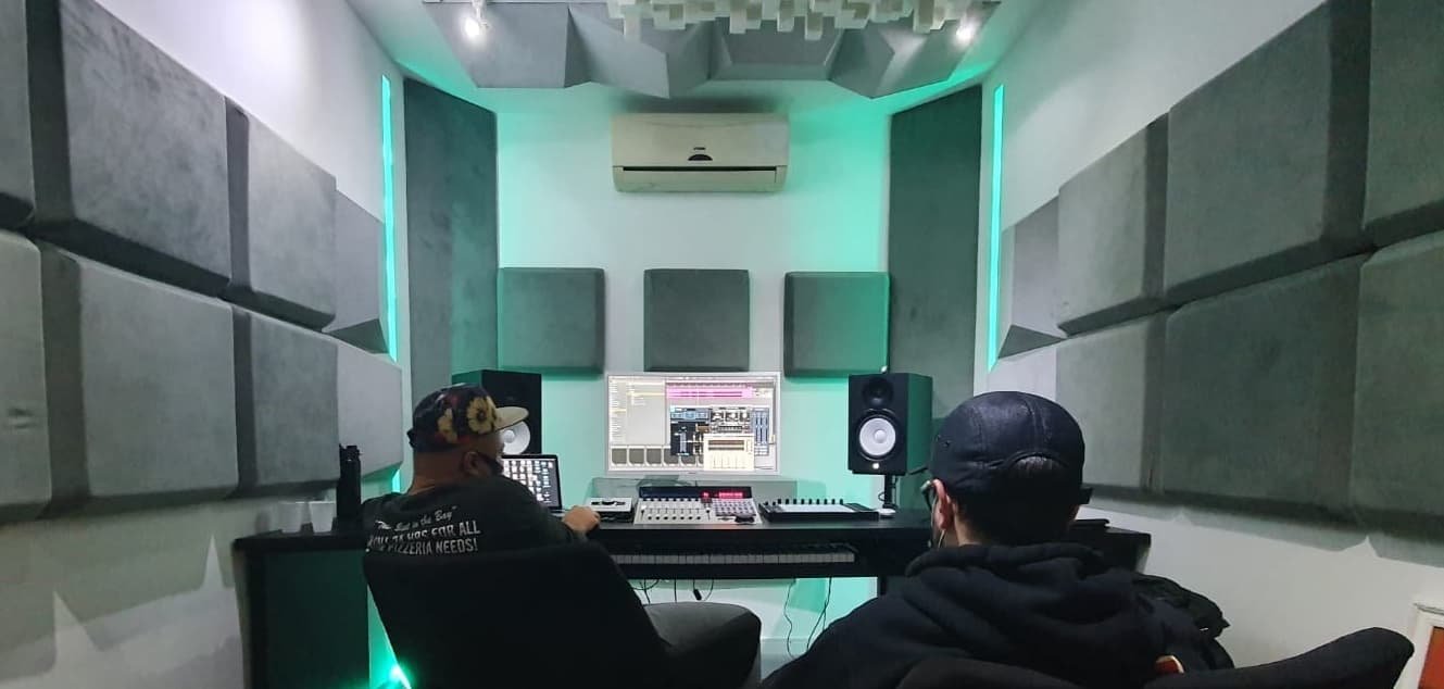 Mentoria de produção musical da Noise Academy em estúdio